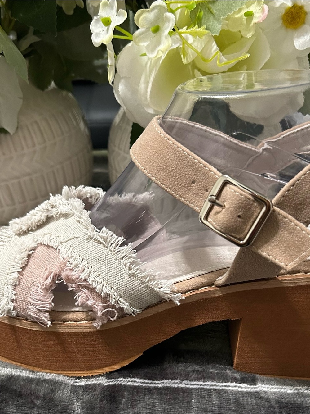 NWOT Rocket Dog Light Denim Beige and Tan Fringed Cross-Strap Sandals. Size 11 - Picture 5 of 8